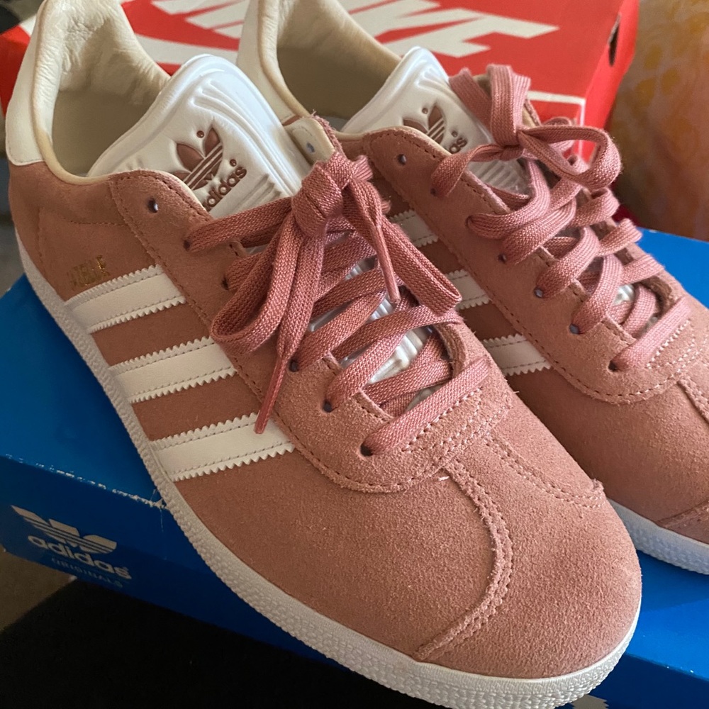 Pink Adidas-Gazelle